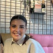 Studentessa universitaria impartisce lezioni di inglese per ragazzi delle elementari, medie e superiori